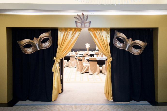 Rendezvény bejárati dekoráció – fogadótér és fények