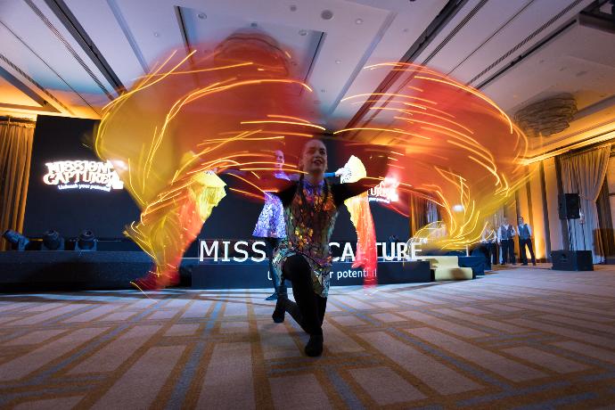 Rendezvényprogram a színpadon látványfényekkel – show és fénytechnika